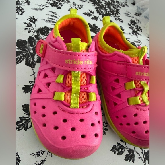 Stride Rite made to play Pink and Neon Yellow Kids sneakers - Picture 5 of 13